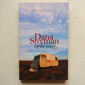 Op die Toneel. Stories Reise, Stemme deur Dana Snyman